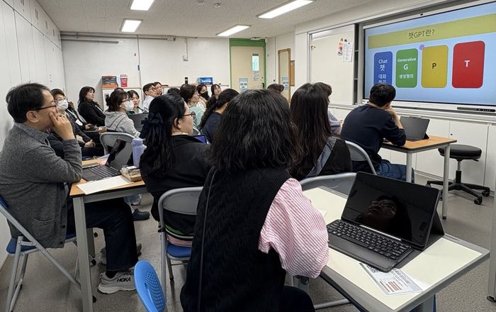 은평대영학교 교원 대상으로 이티에듀 컨소시엄 소속 강사가 특수학생 대상 맞춤형 디지털 도구 실습을 주제로 연수를 하고 있다.