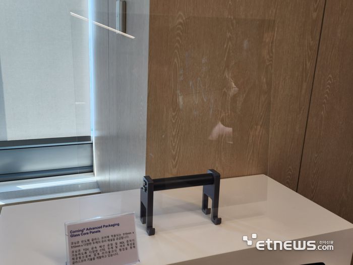 코닝이 지난해 공개한 반도체 패키징 기판용 유리 (사진= 김영호 기자)