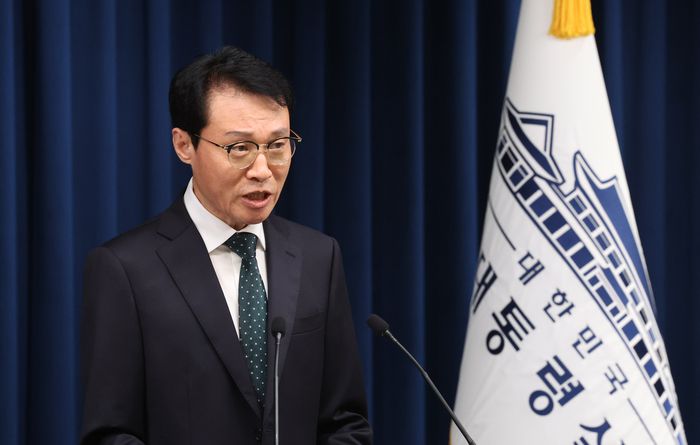 브리핑 하는 이규연 홍보소통수석     (서울=연합뉴스) 한상균 기자 = 이규연 홍보소통수석이 7일 용산 대통령실에서 인천 계양구 맨홀 사고 관련 이재명 대통령 지시사항 브리핑을 하고 있다. 2025.7.7     xyz@yna.co.kr (끝)