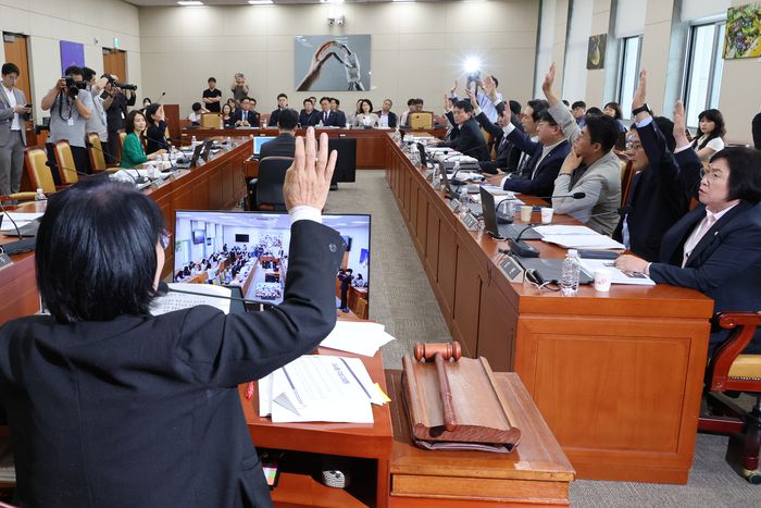 7일 국회 과학기술정보방송통신위원회 전체회의에서 여당 위원들이 공영방송 지배구조 개편을 골자로 하는 이른바 '방송3법'에 대해 찬성 표결하고 있다.(사진=연합뉴스)