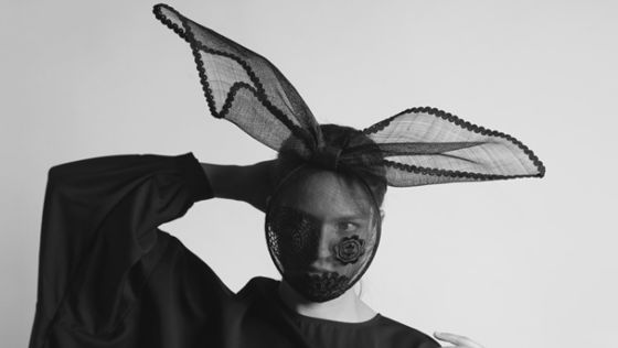 상상의 제한에서 벗어난 모자를 선보이는 신저.