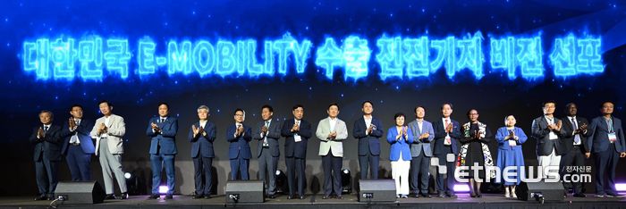 제12회 국제e모빌리티 엑스포가 9일 제주 서귀포시 신화월드 컨벤션센터에서 열렸다. 김대환 국제e모빌리티엑스포 조직위원장(왼쪽부터), 강병준 전자신문 대표, 조환익 국제e모빌리티엑스포 공동위원장, 에드먼드 아라가 아시아 전기차 연합회장 등 내빈들이 대한민국 e모빌리티 수출 전진기지 비전 선포 세리모니를 하고 있다.  제주=이동근기자 foto@etnews.com