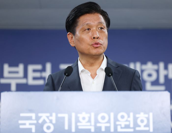국정기획위원회 조승래 대변인이 6일 서울 종로구 국정기획위에서 모두의 광장 AI 기능 탑재 관련 브리핑을 하고 있다. 연합뉴스