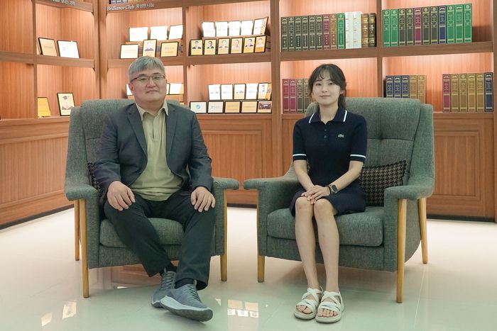 윤진호 교수(왼쪽)와 박진아 박사과정생.