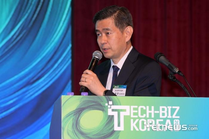 전자신문 주최 '테크비즈코리아 2025'가 10일 대전컨벤션센터에서 열렸다. 송제훈 중소벤처기업부 기술개발과장이 중소벤처기업부 R&D 및 지원사업 설명을 하고 있다. 김민수기자 mskim@etnews.com