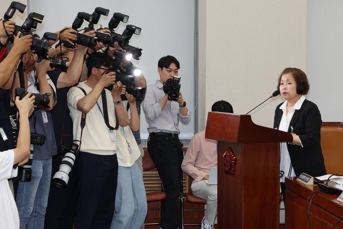 손효숙 리박스쿨 대표가 10일 국회 교육위원회에서 열린 리박스쿨 청문회에 참석해 극우 역사교육과 관련한 더불어민주당 고민정 의원의 질의에 답하고 있다.(사진=연합뉴스)