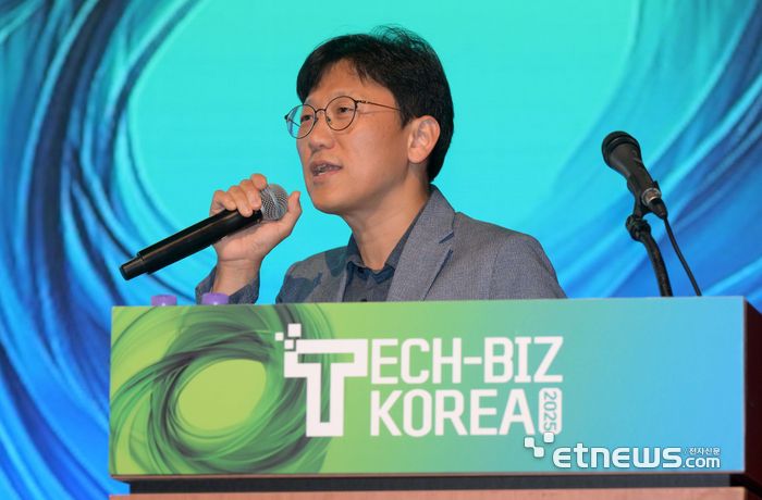 전자신문 주최 '테크비즈코리아 2025'가 10일 대전컨벤션센터에서 열렸다.  노승구 산업통상자원부 산업기술정책과 사무관이 산업통상자원부 R&D 및 지원사업 설명을 하고 있다. 김민수기자 mskim@etnews.com