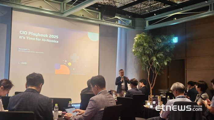 조병필 한국레노버 전무가 HIMSS CXO 서밋에서 글로벌 CIO 대상 설문조사 결과와 자사 주요 솔루션을 소개하고 있다.