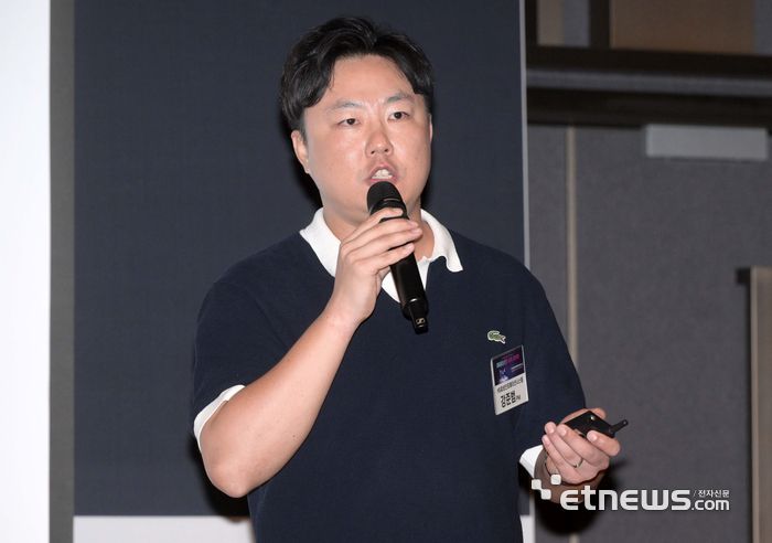 한국데이터센터연합회와 전자신문이 공동 주최한 '2025 데이터센터 서밋 코리아'가 '지속가능한 데이터센터 산업 A to Z'를 주제로 14일 서울 강남구 코엑스에서 열렸다. 강준범 HS효성인포메이션시스템 PM이 'AI 데이터센터로의 발전: 에너지 효율과 성능을 모두 잡는 최신 인프라 전략'을 주제로 기조강연을 하고 있다. 김민수기자 mskim@etnews.com