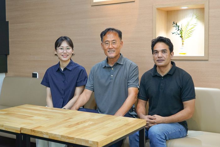 이흥노 전기전자컴퓨터공학과 교수(가운데)와 최영인 학생(왼쪽), 데이비드 사뮤엘 바티 연구원.