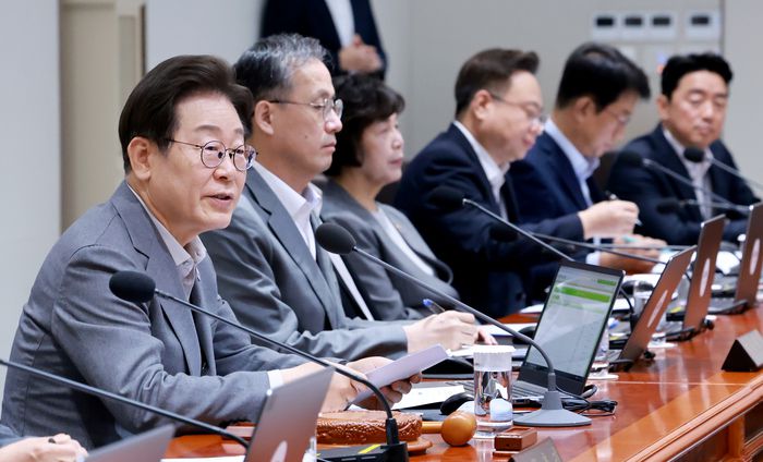 국무회의 발언하는 이재명 대통령     (서울=연합뉴스) 홍해인 기자 = 이재명 대통령이 15일 서울 용산 대통령실 청사에서 열린 국무회의에서 발언하고 있다. 2025.7.15     hihong@yna.co.kr (끝)