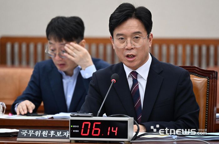 김영훈 고용노동부 장관 후보자가 16일 서울 여의도 국회 환경노동위원회에서 열린 인사청문회에서 질의에 답변하고 있다.  이동근기자 foto@etnews.com