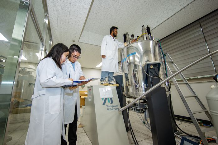 영남대 '천연물 의료소재 핵심연구 지원센터'가  '기초과학 연구역량 강화사업'의 후속 과제에 최종 선정됐다. 센터의 연구장면