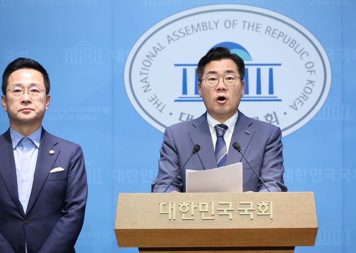더불어민주당 박찬대 당 대표 후보가 17일 서울 여의도 국회 소통관에서 '내란 청문회' 추진 관련 기자회견을 하고 있다. 연합뉴스