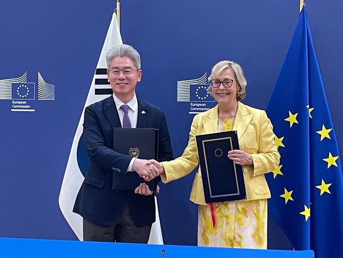 유정현 주벨기에유럽연합대사(왼쪽)와 시그네 랏소 유럽집행위원회 연구혁신총국 부총국장이 호라이즌 유럽 준회원국 가입 협정 서명식 이후 기념촬영을 했다. (과기정통부 제공)