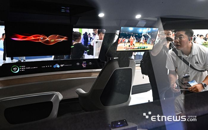 삼성디스플레이가 지난해 8월 열린 '2024 K-디스플레이 전시회'에서 운전석부터 조수석까지 차량 전면부을 일체형으로 이은 '필러투필러' OLED 디스플레이를 선보였다.  〈사진 이동근 기자 〉