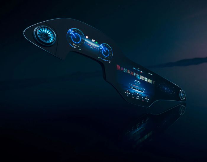 메르세데스 벤츠 MBUX 하이퍼스크린. 하나의 디스플레이처럼 이어져있지만 3개의 패널을 이어붙여 길게 만들었다. 〈사진 메르세데스 벤츠 홈페이지〉