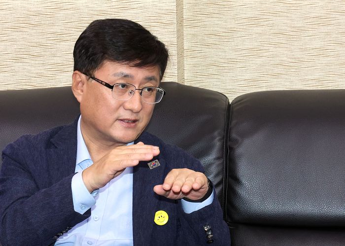 김성환 신임 환경부 장관이 22일 정부세종청사 환경부 기자실에서 출입기자단과 첫 간담회를 열고 있다. 연합뉴스.