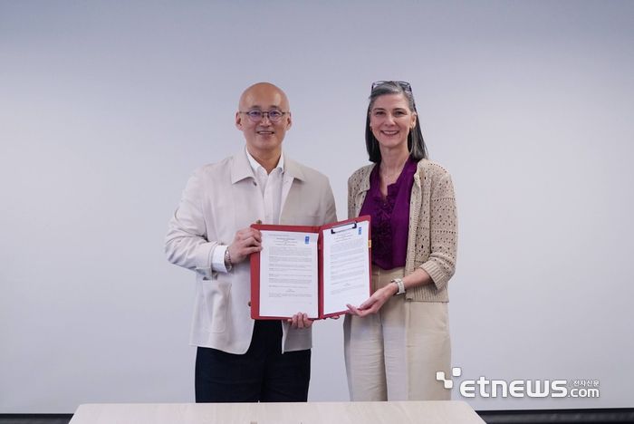베트남 하노이 UN 그린원 사무소에서 염동훈 메가존클라우드 대표(왼쪽)와 라므라 하리디 UNDP 상임대표가 업무협약 체결 후 기념촬영하고 있다. [사진= 메가존클라우드 제공]