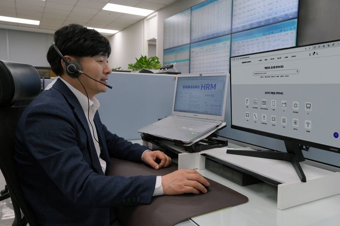 삼성전자서비스가 고객과 가전 제품 원격 관리(HRM) 상담을 진행하고 있다.