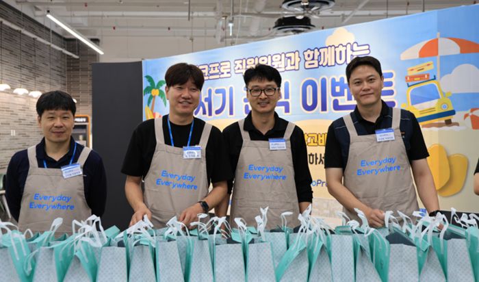 지난 23일 에코프로 포항캠퍼스에서 진행된 간식 지원 이벤트에 참여한 직원위원들의 모습. (에코프로 제공)