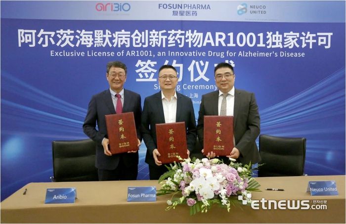 푸싱제약과 뉴코파마는 아리바이오 AR1001의 중화권 제조 및 독점 판매권 최종 계약을  7월 28일 중국 상하이에서 체결했다고 29일 밝혔다. 왼쪽부터 정재준 아리바이오 대표이사, 첸위칭(?玉卿) 푸싱제약 회장 겸 CEO, 첸러(?乐) 뉴코파마 공동회장 겸 CEO.