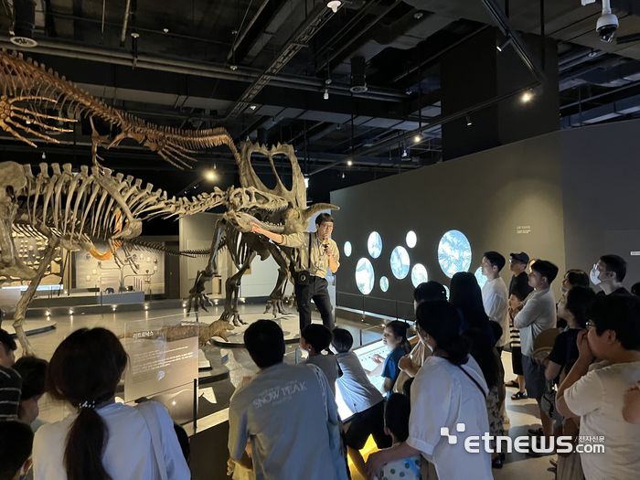 국립대구과학관의 야간전시해설 모습