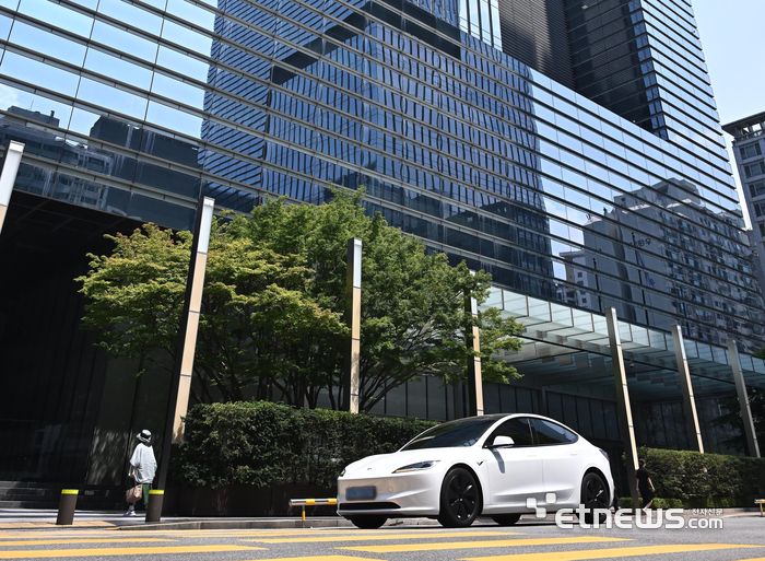 지난 28일 서울 서초구 삼성전자 서초사옥에 테슬라 전기차가 지나가고 있다.  이동근기자 foto@etnews.com