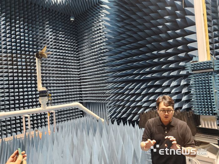 박세호 RAPA 센터장이 전자파 차폐시설에 대해 설명하고 있다.