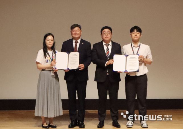 염민섭 한국보건의료정보원장(왼쪽 두번째)과 박성환 근로자대표(세번째)가 노사 공동 ESG 실천 선언을 했다.