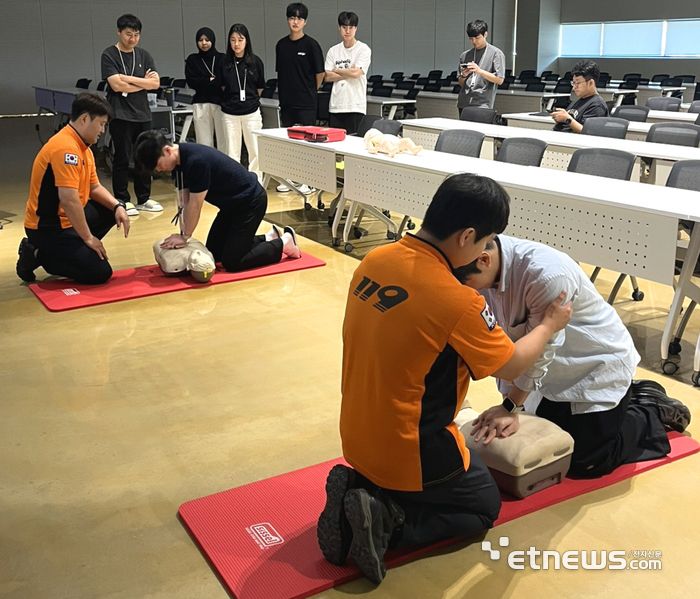 대웅제약 임직원들이 청주서부소방서 소속 119 구급대원의 지도에 맞춰 심폐소생술 모의 실습을 하고 있는 모습.