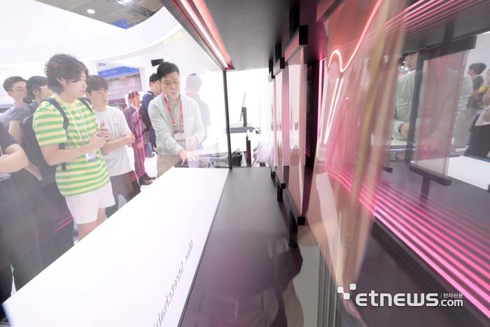 산업통상자원부 주최 'K-Display 2025 한국디스플레이산업전시회'가 7일 서울 강남구 코엑스에서 이틀 일정으로 열렸다. LG디스플레이 부스에서 관람객이 스트레처블 마이크로 LED 디스플레이를 살펴보고 있다. 김민수기자 mskim@etnews.com