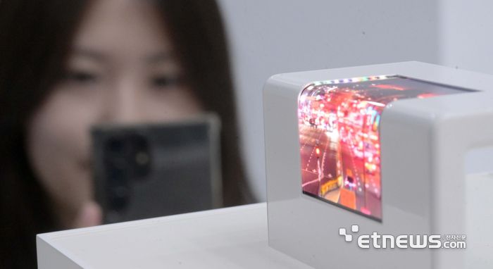 산업통상자원부 주최 'K-Display 2025 한국디스플레이산업전시회'가 7일 서울 강남구 코엑스에서 이틀 일정으로 열렸다. 삼성디스플레이 부스에서 관람객이 스마트워치용 커브드 마이크로 LED 디스플레이를 살펴보고 있다. 김민수기자 mskim@etnews.com