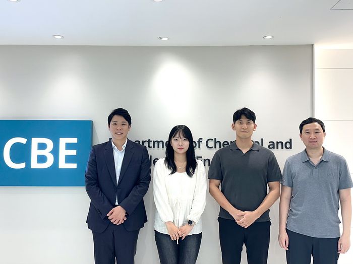 사진 왼쪽부터 박지민 교수, 이명은 박사과정, 이재웅 박사과정, 김지한 교수.