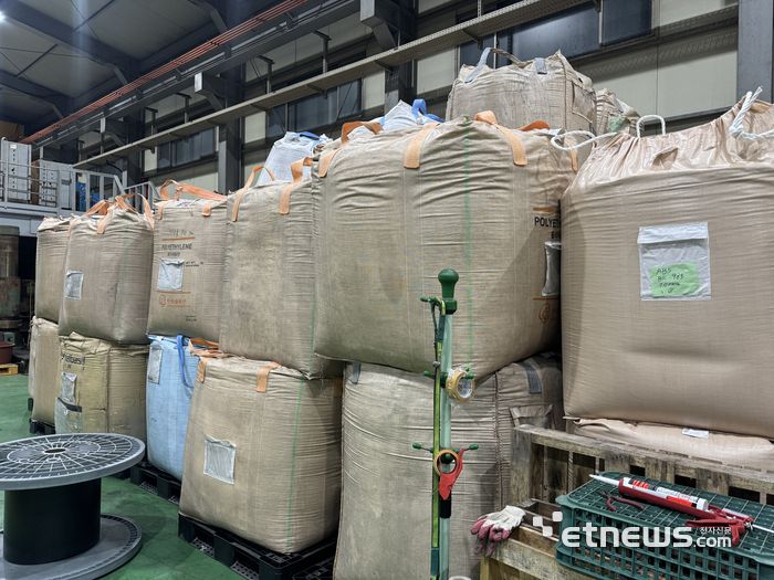 친환경 보빈 제작에 사용되는 재활용 플라스틱 원료가 쌓여 있는 모습