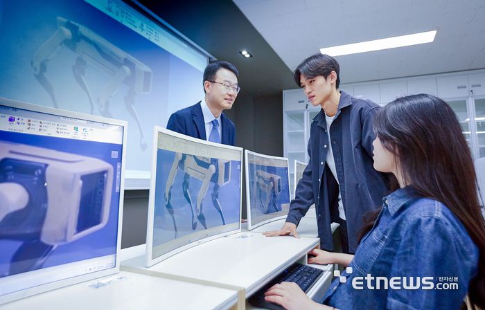 영진전문대 AI융합기계계열 학생들이 3차원 CAD 모델링 실습을 하고 있다.