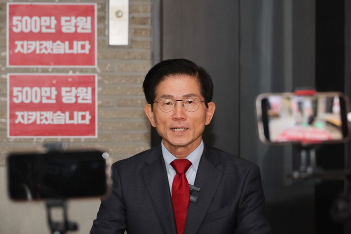 유튜브 인터뷰하는 김문수 후보     (서울=연합뉴스) 류영석 기자 = 김건희특검의 국민의힘 중앙당사 압수수색에 반대하며 당사 현관에 8일째 농성을 이어가는 김문수 당 대표 후보가 20일 강용석 변호사의 유튜브에 출연해 인터뷰하고 있다. 2025.8.20     ondol@yna.co.kr (끝)