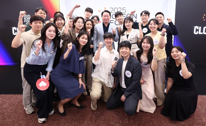 최태원 SK그룹 회장이 지난 20일 SK서린사옥에서 열린 '이천포럼 2025'에 참여한 구성원들과 기념사진을 촬영하고 있다. SK