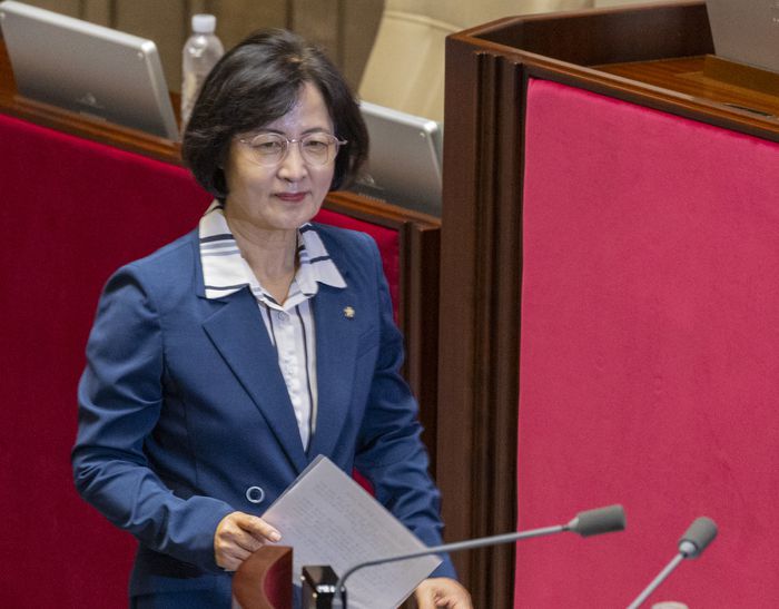 추미애 법사위원장 선임     (서울=연합뉴스) 황광모 기자 = 21일 서울 여의도 국회 본회의에서 의원 투표로 국회 법제사법위원장에 선임된 더불어민주당 추미애 의원이 감사 인사를 하기 위해 발언대로 이동하고 있다. 2025.8.21      hkmpooh@yna.co.kr (끝)