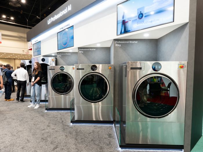 클린쇼 2025에 LG전자 대용량 상업용 세탁가전 LG 프로페셔널 제품 라인업이 전시된 모습.