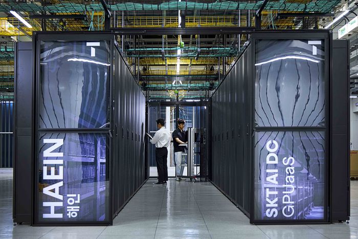 SKT 구성원들이 가산 AI DC에서B200 GPUaaS 준비상황에 대해 점검하고 있는 모습