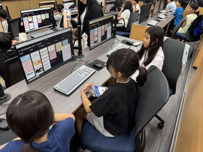 제16회 재단법인 미래와소프트웨어와 함께하는 꿈찾기 캠프에 참가한 학생들이 프롬프트 설계를 배우고 있다.