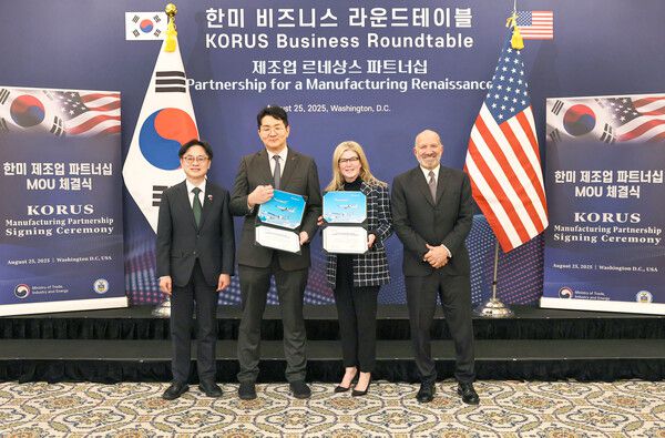 왼쪽부터 김정관 산업통상자원부장관, 조원태 한진그룹 회장, 스테파니 포프(Stephanie Pope) 보잉 상용기 부문 사장 겸 최고 경영자, 하워드 러트닉(Howard Lutnick) 미국 상무부 장관