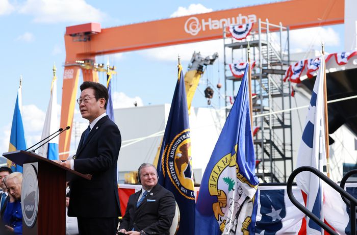이재명 대통령, 한화 필리조선소 선박 명명식 축사     (필라델피아=연합뉴스) 홍해인 기자 = 이재명 대통령이 26일(현지시간) 미국 필라델피아의 한화 필리조선소에서 '스테이트 오브 메인'호 명명식 축사를 하고 있다.     이 선박은 미국 해양청이 발주한 국가 안보 다목적 선박(NSMV) 5척 중 3호선이다. 2025.8.27     hihong@yna.co.kr (끝)