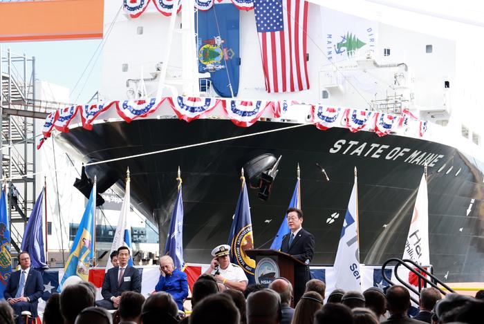 이재명 대통령, 한화 필리조선소 선박 명명식 축사     (필라델피아=연합뉴스) 홍해인 기자 = 이재명 대통령이 26일(현지시간) 미국 필라델피아의 한화 필리조선소에서 '스테이트 오브 메인'호 명명식 축사를 하고 있다.     이 선박은 미국 해양청이 발주한 국가 안보 다목적 선박(NSMV) 5척 중 3호선이다. 2025.8.27     hihong@yna.co.kr (끝)