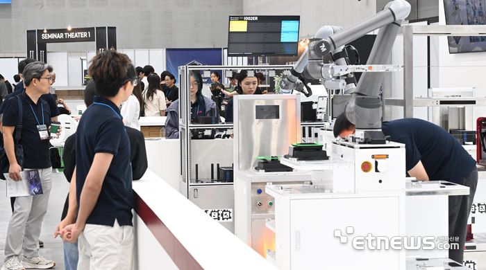 경기도와 수원시가 주최하고 전자신문 등이 주관하는 차세대 반도체 패키징 산업전이 27일 경기 수원시 수원컨벤션센터에서 열렸다. 참관객이 DR의 스마트팩토리솔루션을 살펴보고 있다.  수원=이동근기자 foto@etnews.com
