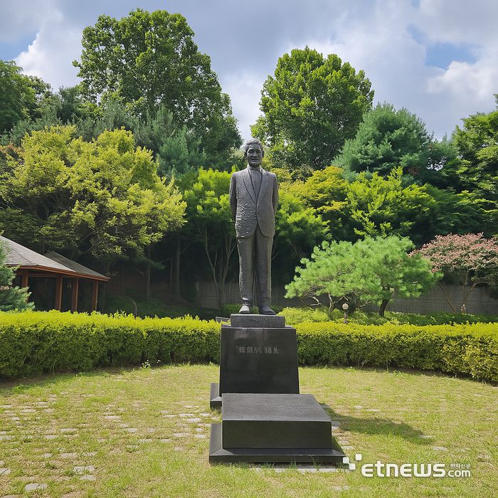 수원 선경도서관 정원에 서 있는  고(故) 최종건 SK 창업 회장 동상.