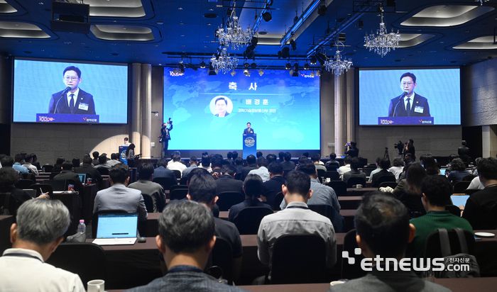 전자신문 1만호 기념 컨퍼런스가 29일 서울 서초구 엘타워에서 열렸다. 배경훈 과학기술정보통신부 장관이 축사를 하고 있다. 박지호기자 jihopress@etnews.com