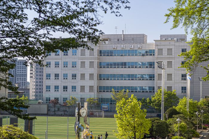 경희대학교 융합약학연구소가 교육부가 주관하는 '2025년 글로컬랩 사업' 선정으로 9년간 총 135억 원을 지원받아 RNA 치료제 개발에 나선다. 사진은 약학대학관 전경(사진=경희대)