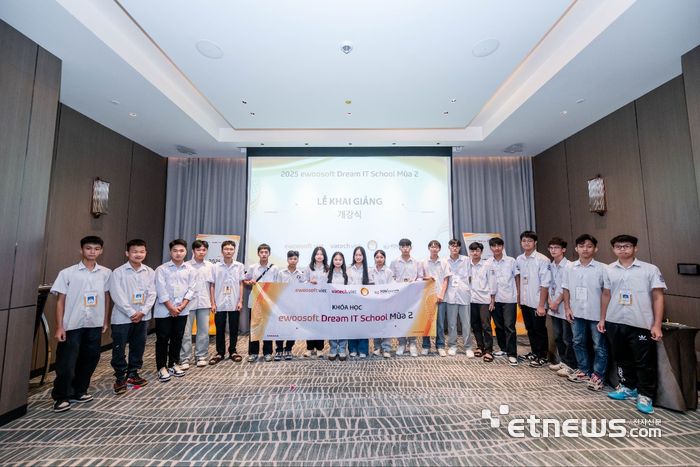 현지시간 지난 달 27일 베트남 하노이에서 열린 '이우소프트 드림IT 스쿨' 2기 발대식에서 학생들이 기념촬영했다.